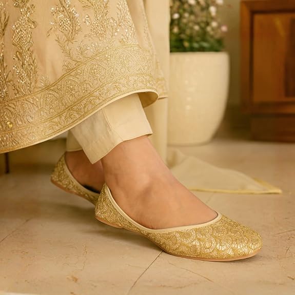 Ivory Embroidered Women's Traditional Jutti - Image 3