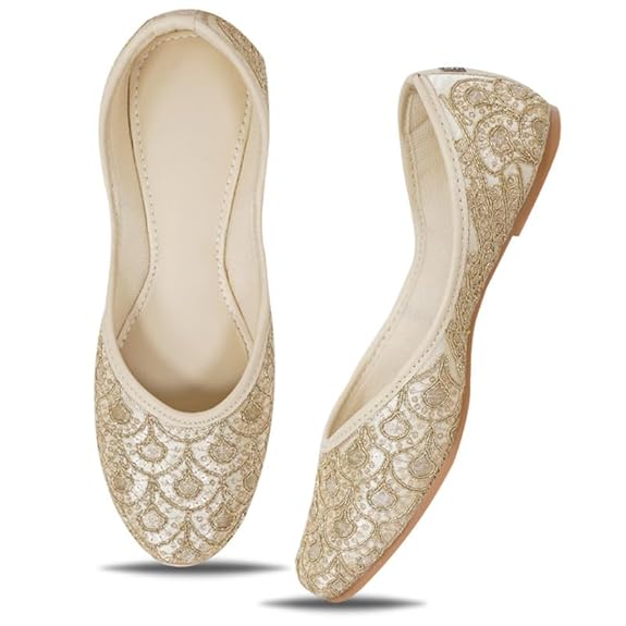 Ivory Embroidered Women's Traditional Jutti